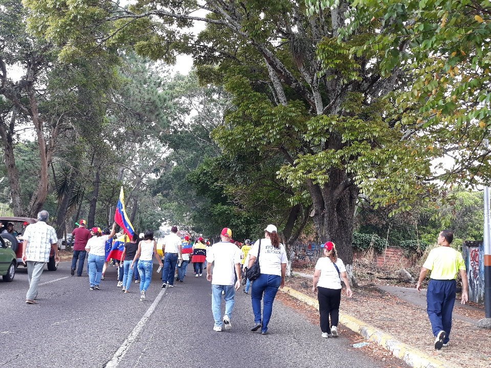 anggyp's tweet photo. Seguidores de Juan Guaidó desplazan a punto de concentración de El Obelisco de San Cristóbal #Táchira 11:10am #4Mar https://t.co/6mhBHVxXK4