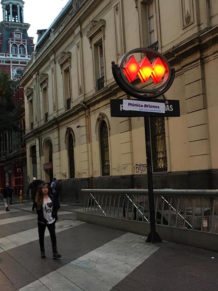 SoleTransFem's tweet photo. Mónica Briones Puccio, escultora y abiertamente lesbiana durante la dictura militar; un desconocido de estética “nazi” la mató en pleno centro de Santiago a punta de patadas y golpes a la cabeza.
Una muerte impune que empuja el movimiento lésbico-feminista!
#SuperLunesFeminista https://t.co/1fGITPwKve
