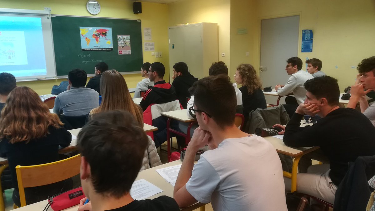 Clemi_AixMrs's tweet photo. #RenvoyéSpécial 
Le lycée P. Langevin de Martigues reçoit Marie Kuandika, journaliste en exil depuis 3 ans. 
Elle évoque avec les élèves de 1ères les raisons de sa venue en France et son accueil à la maison des journalistes. 
#LibertéDeLaPresse
@MDJournalistes, @LeCLEMI https://t.co/lLLDlLIwXb