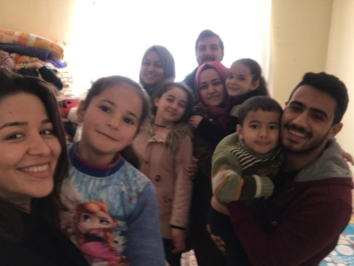 selcukunisoft's tweet photo. Ekibimizle iletişime geçen yardım ulaştırmak isteyen arkadaşlarımızı ailelerimizle biraraya getiriyoruz.  

Aile ziyaretlerimiz devam ediyor. Erzak, temizlik malzemesi, kırtasiye malzemesi yardımlarınız için bize ulaşabilirsiniz. 

#Hayalimiztebessümolmak https://t.co/SeuOpclgiP