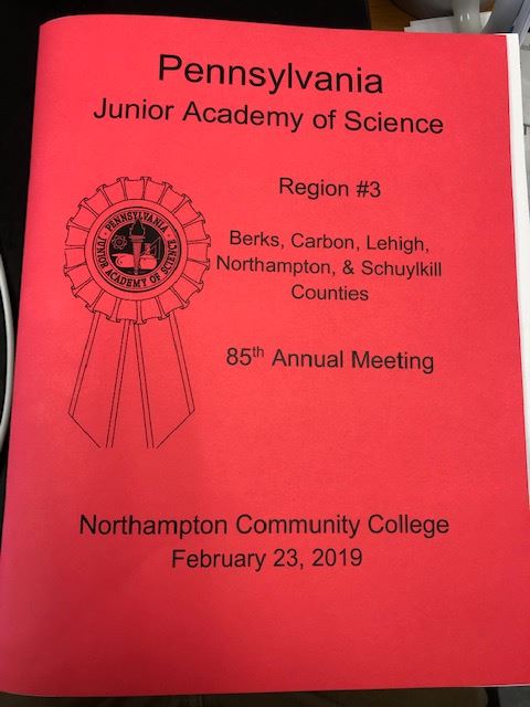 FocusLab18's tweet photo. Our own Meredyth volunteered her time and expertise Saturday to help coach and judge 8th grade Science Fair applicants at Northampton Community College. Budding microbiologists were studying the effects of caffeine, nanoparticles, toners and other compounds on bacterial growth. https://t.co/fE3WdOq2UQ