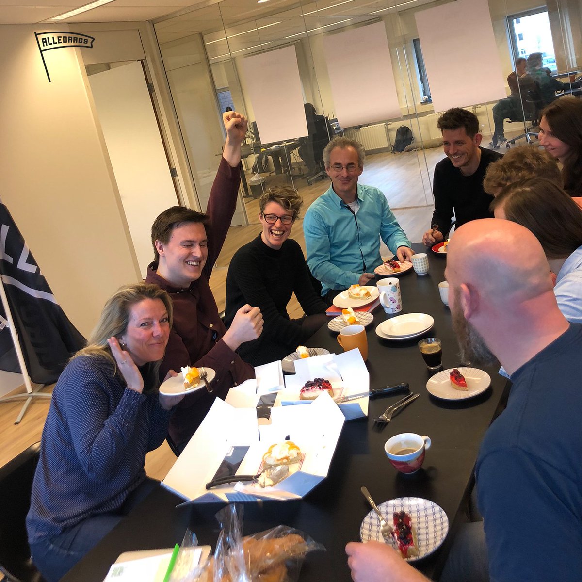 Daniël is afgestudeerd met een 8! Daar hoort natuurlijk taart bij 😁
Gefeliciteerd Daniël!