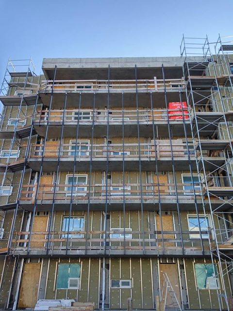 Sveinatunga sf og VHE ehf hafa undirritað verksamning vegna nýbbyggingar VHE við Eskivelli 11 í Hafnarfirði.
Sveinatunga mun sjá um hönnun, smíði og uppsetningu á um 215 mtr. af lokunarkerfi á alla svalaganga hússins frá 2. hæð upp á 6. hæð.