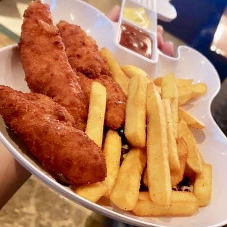 Uno de los platos favoritos de nuestros pequeños #Rockstars! a solo S/18.00 y por un precio adicional llévate el plato souvenir ⚡️! *Válido todos los días!
#ThisIsHardRock #HardRockCafeLima #HRCLima #KidsMenu