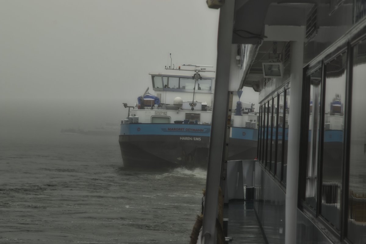 copterspy's tweet image. Captain not so close its foggy.