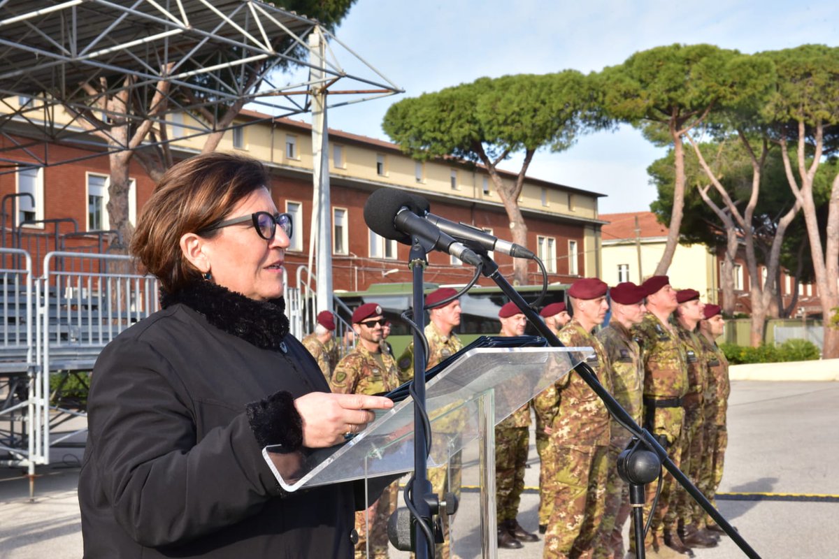 MinisteroDifesa's tweet image. #4marzo Il Ministro @Eli_Trenta incontra i militari di @Esercito e @_Carabinieri_ a Livorno: #Folgore #ColMoschin, 185° RAO e #Tuscania accomunati da straordinario impegno ed eccezionali capacità operative messe a disposizione del Paese in ogni circostanza