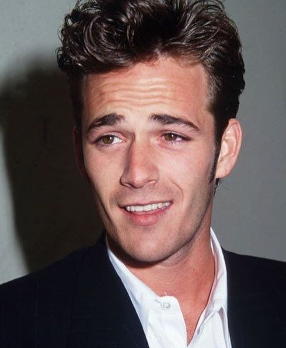 anit_rap's tweet photo. Sei stato il primo a cui è stato dato il permesso di entrare nella mia cameretta, con un poster che ancora conservo. I 2000 non potranno capire cosa è morto con te. Arrivederci #LukePerry 💔 https://t.co/lFXTT3oT0w