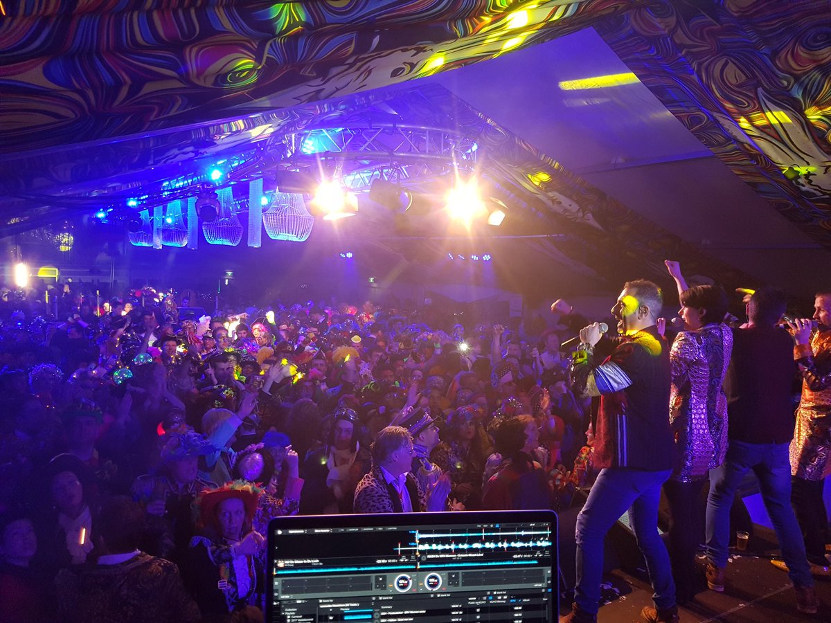 Hoppa, live met <a href="/LaBambaMontfort/">La Bamba</a> hun set geopend. Nu een pilsje drinken bij <a href="/Hulsmanvenray/">Hulsman</a> <a href="/depielhaas/">De Pielhaas</a>