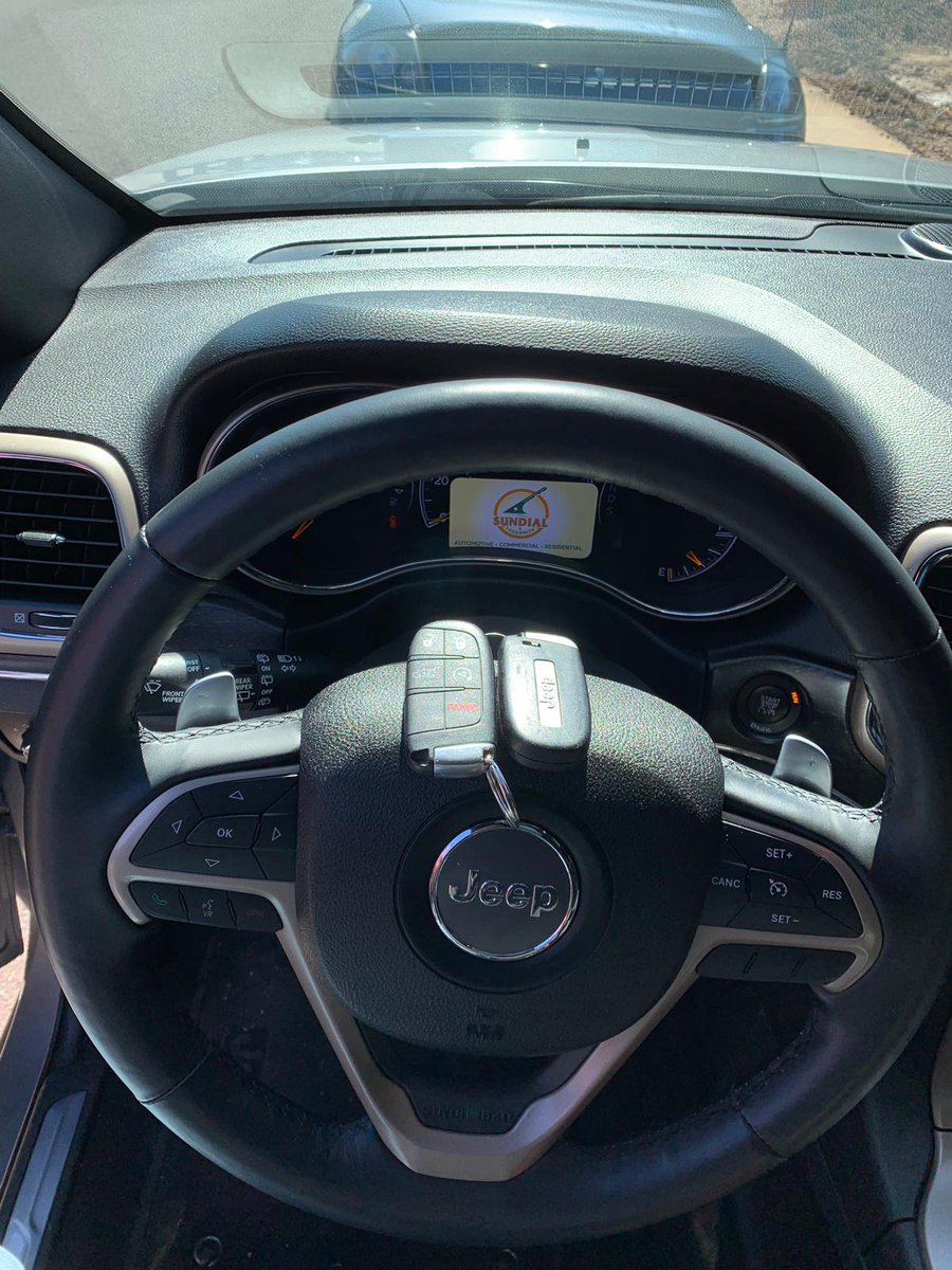 TempeLockShop's tweet image. 2015 Jeep Grand Cherokee limited.
√ Adding new #proximitykey 
√ New #keyfob push start.
√ REMOTE START CONTROL.
√ Original manufacture #jeep.
#grandcherokee #locksmith #arizona #phoenix #carkeys
sundiallocksmith.com/car-key-replac…