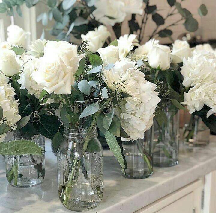 One of our favorites from @my100yearoldhome a few white hydrangeas from Gallonei.com #homemarket #house #houselifestyle #wedding #weddingplanner #weddinginspiration #eventplanner #Flowersbygallonei #white