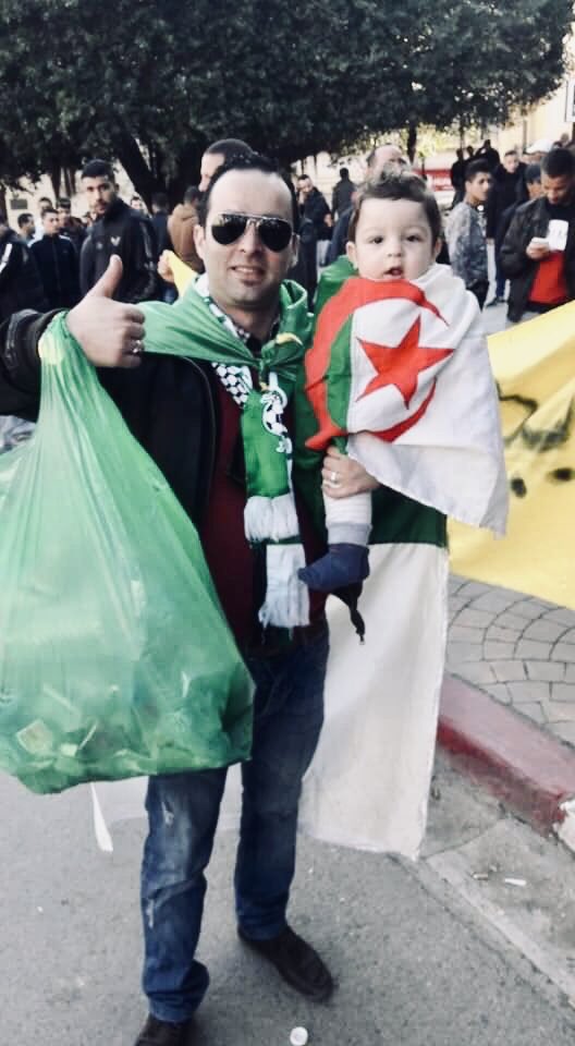 AdleneGUEDIOURA's tweet photo. Les #Algeriens sont les 1ers à inventer les manifestations #EcoResponsable ! Bravo a cette fantastique démonstration de #civisme &amp; de #pacifisme 👏🏾 Un exemple donné au monde &amp; qui laisse entrevoir un bel avenir à ce pays dans la paix &amp; l’unité InchaAllah 🤲🏽🙏🏾🇩🇿 #Algerie https://t.co/mQipy72LVi