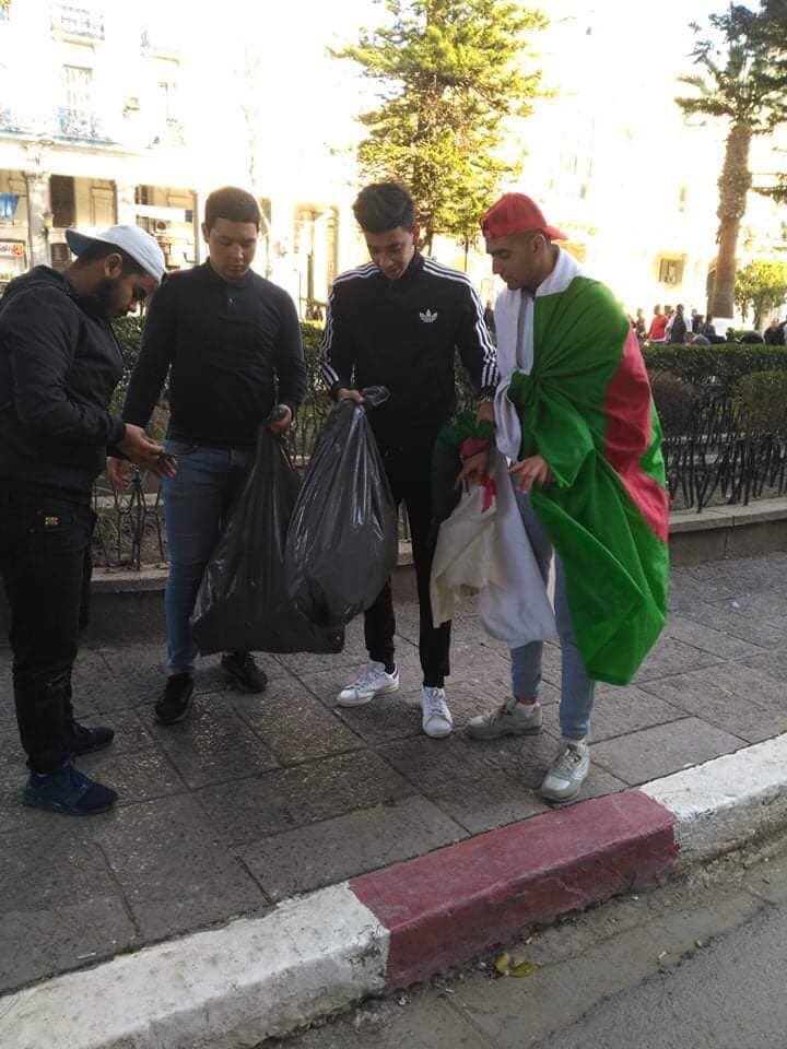 AdleneGUEDIOURA's tweet photo. Les #Algeriens sont les 1ers à inventer les manifestations #EcoResponsable ! Bravo a cette fantastique démonstration de #civisme &amp; de #pacifisme 👏🏾 Un exemple donné au monde &amp; qui laisse entrevoir un bel avenir à ce pays dans la paix &amp; l’unité InchaAllah 🤲🏽🙏🏾🇩🇿 #Algerie https://t.co/mQipy72LVi