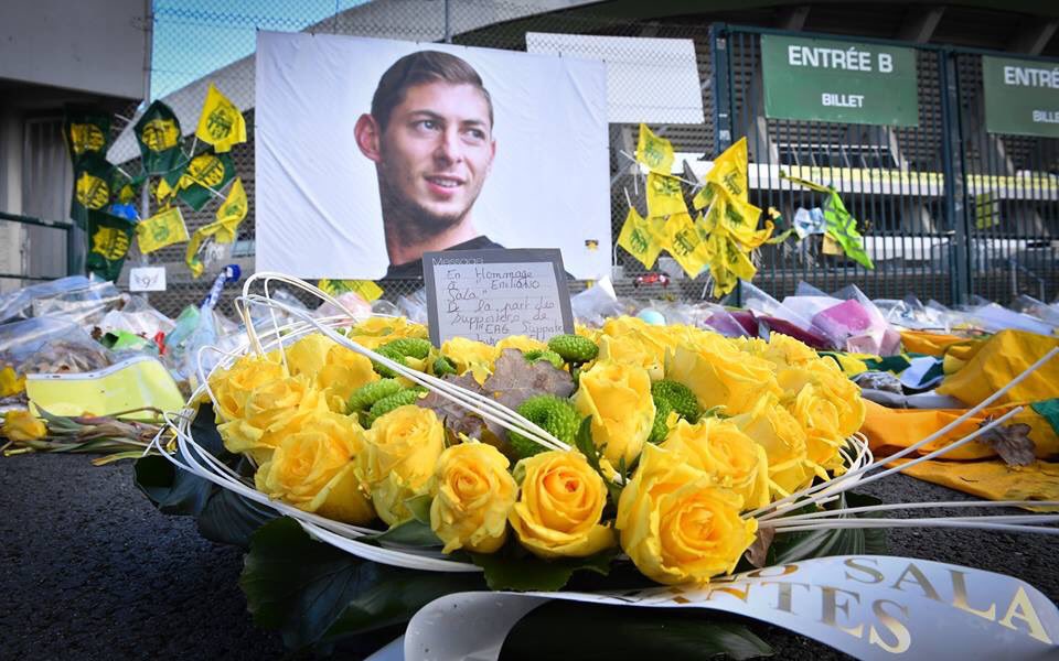 FCNantes's tweet photo. Football = famille ❤

Sincère merci au groupe de supporters de l'@EAGuingamp "Toujours en Avant" pour ce geste 🙏 

#PlayForSala | #EAFCN https://t.co/TGuyVXCDOV