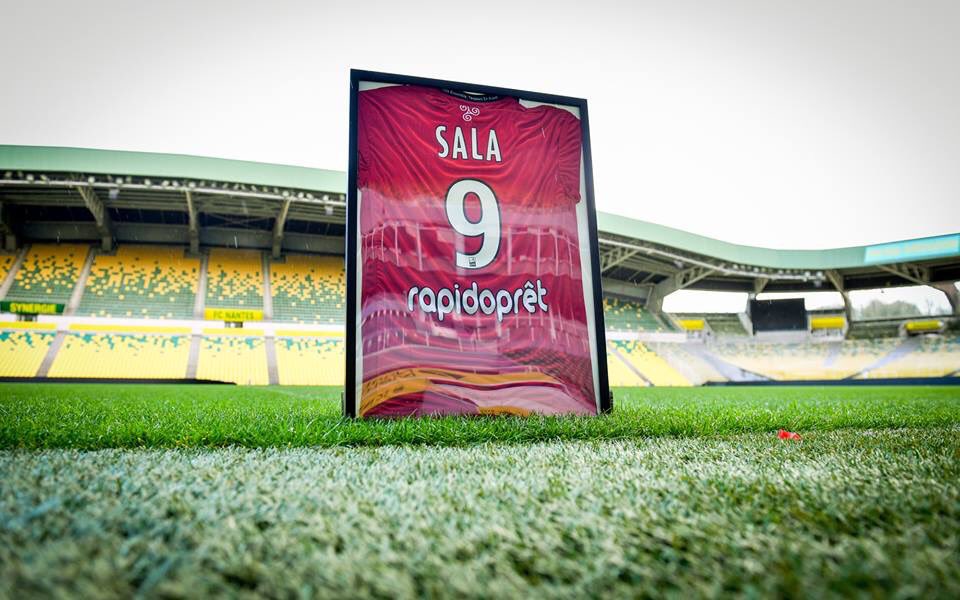 FCNantes's tweet photo. Football = famille ❤

Sincère merci au groupe de supporters de l'@EAGuingamp "Toujours en Avant" pour ce geste 🙏 

#PlayForSala | #EAFCN https://t.co/TGuyVXCDOV