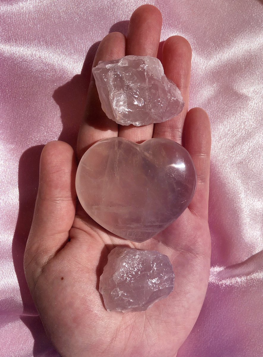 mantra_minerals's tweet photo. @wavyxxbaby @spacevaluee @lilmisstangles @sunnicaella @___micki___ @spacevalue @groovypendys @heytheremissmic 💚Heart Chakra💚
~compassion, love, balance~

FOLLOW + RT~ @mantra_minerals (rose quartz chunks &amp; heart) + @heytheremissmic (wood burned/malachite wrapped pendant)

Head over to @tooturntjazz + @vibesbykae for the throat chakra! https://t.co/mRlFIVSu5x