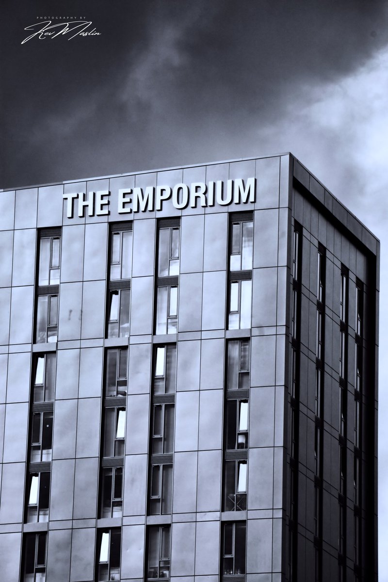 kevmaslin's tweet photo. 'Twas a stormy day at the #Emporium #birmingham #studentlife #iconic #buildings @_HelloStudent #Hellostudent @BirminghamWeAre @BrumHour #brumhour @GunmakersBrum @positively_brum @BrumIsBrill @shoutaboutbrum @CityliciousBRUM https://t.co/nso8H80Wle
