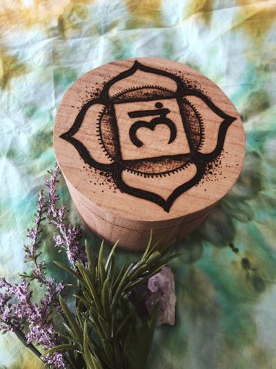lilmisstangles's tweet photo. @sunnicaella 🔺Root Chakra🔺
~safety, grounding, right to live~

FOLLOW + RT~ @___micki___ (wood burned box) &amp; @lilmisstangles (ammonite macrame wrap)

Head over to @spacevalue + @sunnicaella for the sacral chakra! https://t.co/2drcCPu4Pj