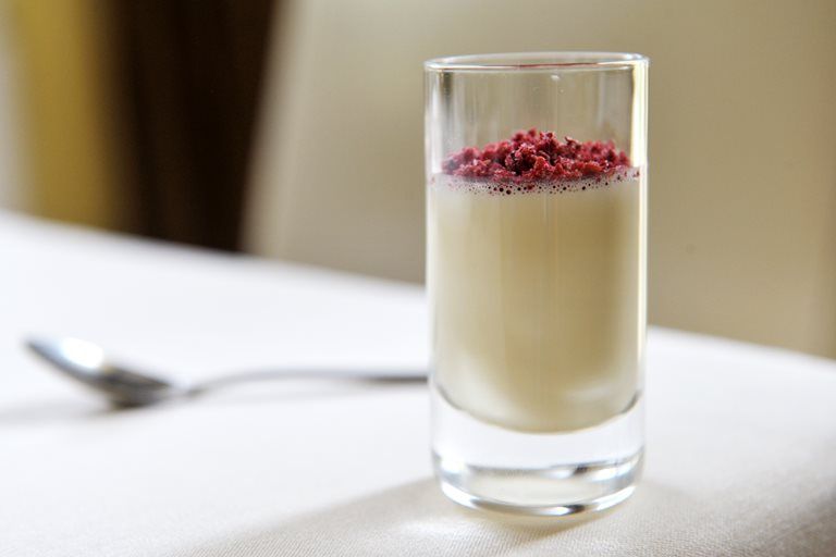 The #classic panna cotta recipe is turned on its head by James Sommerin, who uses bubblegum flavouring to give this petit four a playful edge. Bubblegum flavouring is available online, and can be used in other recipes to lend a surprise taste to icing.
buff.ly/2UdMxFF