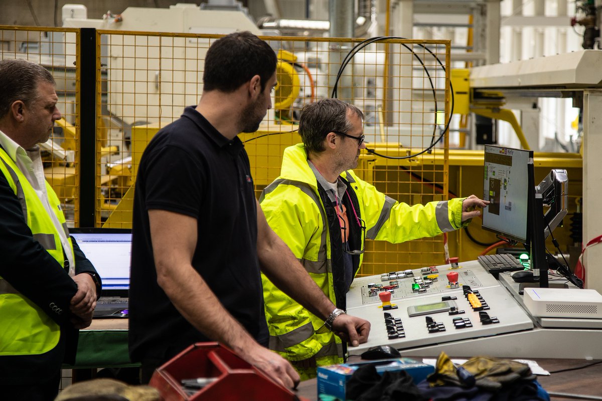 exlabesaBS_UK's tweet photo. It was great to show some customers around our latest £4.5m extrusion investment at our Doncaster Headquarters. Investment in #British manufacturing. #aluminium https://t.co/gZnTRsWYuO