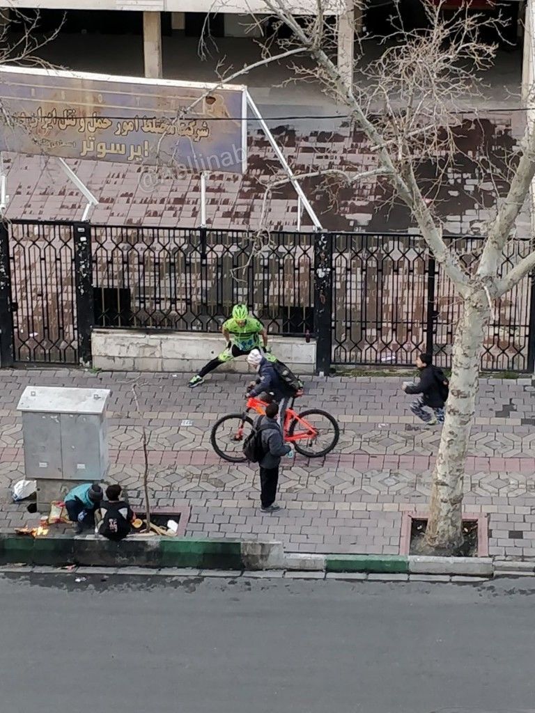 metruse's tweet photo. این آقای دوچرخه سوار هر هفته میاد دوچرخه‌اش رو میده بچه‌های کار برن باهاش دور بزنن https://t.co/B9Vkbos5S3