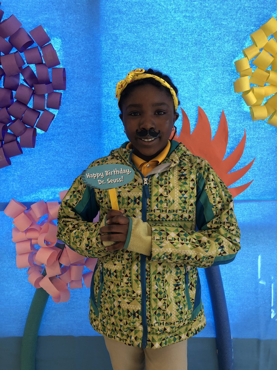 MrsMyersMHS's tweet photo. We had an awesome week celebrating #ReadAcrossAmericaWeek2019 with a #drseuss photo booth! https://t.co/tyyLey4Jlf