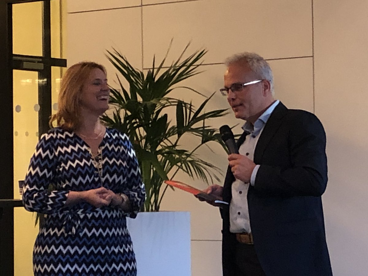 ‘Participeren is niet alleen belangrijk aan het begin van processen: hoe staat het met openheid en verantwoording na afloop?’ <a href="/markvantw/">Mark van Twist</a> presenteert studie over  digitale publieke verantwoording aan <a href="/baljeuj/">Jeannette Baljeu</a> #vernieuwingvandeverantwoording