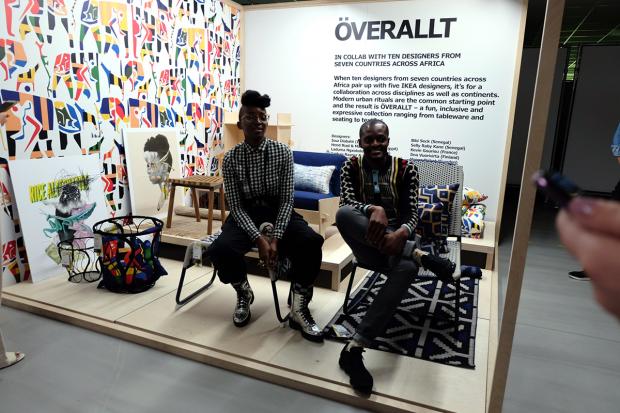 Vadoinafrica's tweet photo. "Dieci designer africani hanno incontrato cinque omologhi svedesi per ideare #OVERALLT. Cosa potrebbero creare le imprese italiane, se fossero solo un po' più coraggiose e curiose?"
La provocazione di @ItaliAfrica dopo l'ultima collezione #IKEA:
https://t.co/r5XG8v7R6O https://t.co/J459pnrjcb