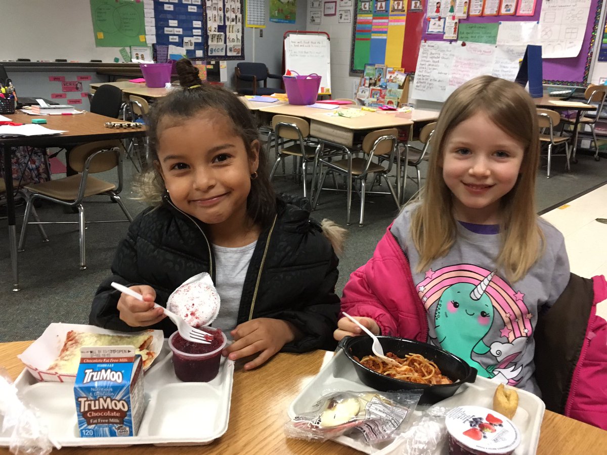 hphillips108's tweet photo. Great way to spend lunch today 😁 #pbis @SCESROARS https://t.co/bIrQ1fJJGL