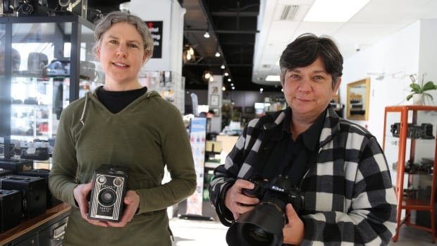 craigminielly's tweet image. Great story about a fav “camera a store &amp;amp; so much more ..” 😎I always encourage to support local camera stores for expertise &amp;amp; service 👊#cameratips #buylocal 
From analog to digital and back again, ⁦@beauphotostore⁩ has captured photographers&apos; needs
cbc.ca/news/canada/br…