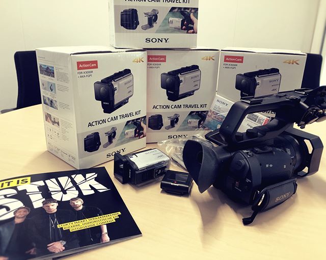 StukTV's tweet photo. Thanks @SonyNederland voor de nieuwe gear, echt superblij mee! Daar gaan we weer hele mooie nieuwe dingen mee maken!
#Sony #ActionCam #FDR-X3000R #Stabilized #HandyCam #X70 #SonyImaging #spon https://t.co/Z7AJ5LDFW6 https://t.co/OoOeWawmMy