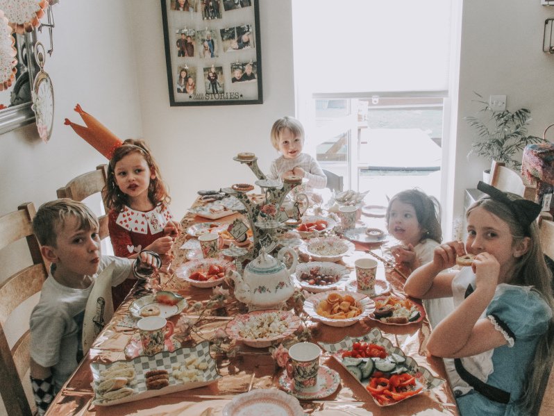 🎩CHANGE PLACES!🎩 Check out the Mad Hatter Tea Party put together by Tasha at Winging This Mum Life! Rose gold, fancy vintage-styled tableware, and plenty of jam tarts!

Read the blog - ow.ly/jdMw50mxUG4

Browse the theme - ow.ly/XrLZ50mxVev

#Aliceinwonderland #WBD