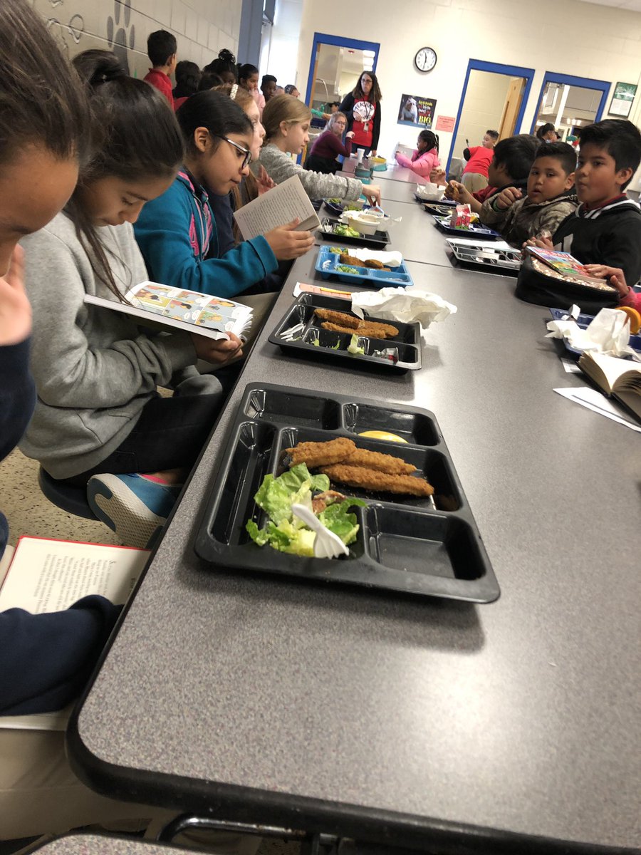 Mrs_Measmer87's tweet photo. Books and Brackets is in full swing! I LOVE that my students love reading so much! #4thandGoals #ReadingWarriors https://t.co/CbdfUDyXP5