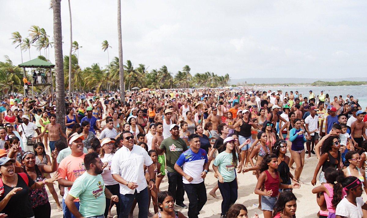 mippci_ven's tweet photo. #EnFotos 📸 | El pueblo sigue defendiendo la paz de Venezuela para celebrar y disfrutar en familia, en Punta Brava el Min. @pinfantea compartió con los falconianos y temporadistas que visitan Venezuela, en estos Carnavales Felices 2019. #DesfileDeCarnaval2019 https://t.co/orurThtekg