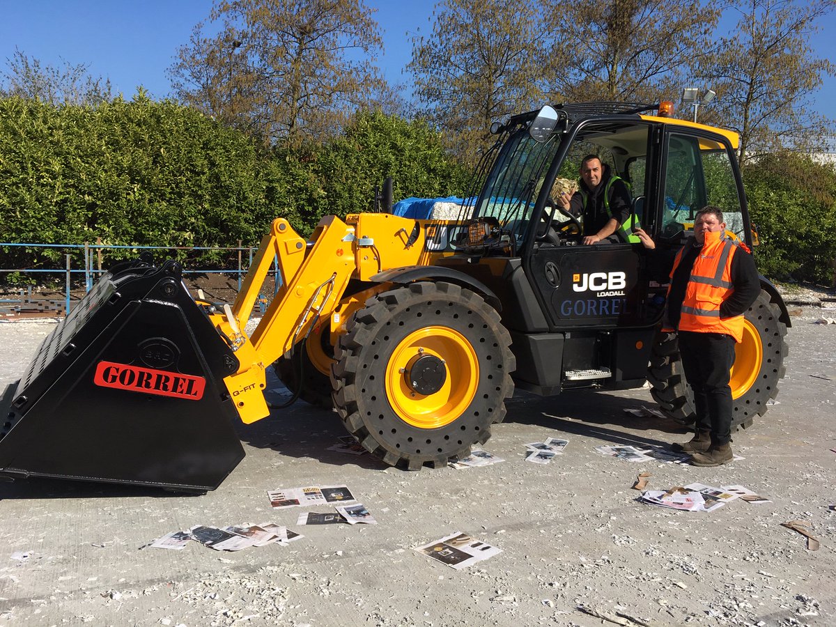 holtjcb's tweet photo. Congratulations to Gorrel Equipment Solutions on their brand new JCB 541-70 Wastemaster telehandler, pictured with Mike stood beside the machine and their operator, Robert.
We hope you enjoy your new JCB π
#JCB #HoltJCB #Gorrel #Waste https://t.co/Rm2FDrgr5i
