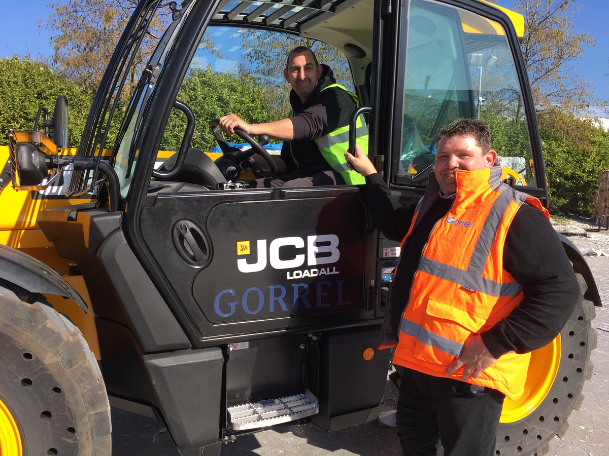 holtjcb's tweet photo. Congratulations to Gorrel Equipment Solutions on their brand new JCB 541-70 Wastemaster telehandler, pictured with Mike stood beside the machine and their operator, Robert.
We hope you enjoy your new JCB π
#JCB #HoltJCB #Gorrel #Waste https://t.co/Rm2FDrgr5i