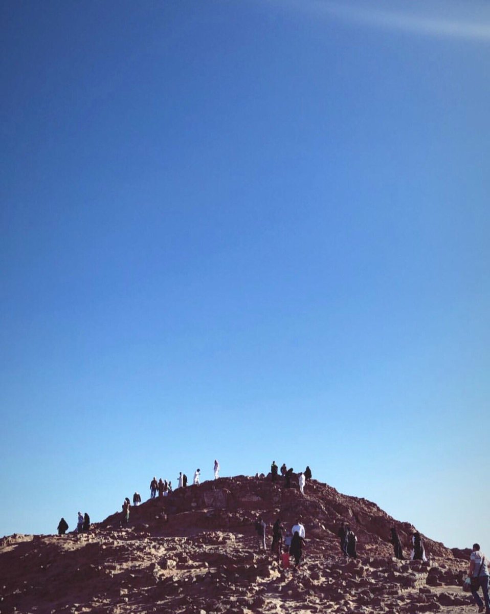 We drove yesterday to Madinah (our first all girls road-trip drive here 😭!), prepared snacks and water to avoid stops. Pics we can share: yesterday’s sunset, masjid al-Nabawi this morning, masjid Quba and mount Uhud. No words/photos can describe the feelings of being here ❤️ 
ﷺ