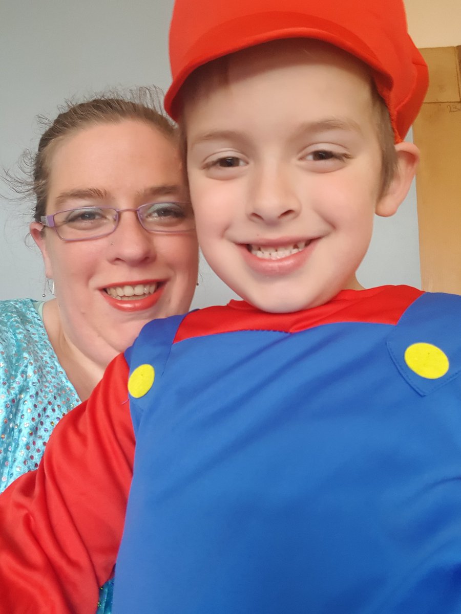 Ramonaatjuh's tweet photo. Vanmiddag #fijnfisjenie even verruild voor het kindercarnaval in de #tapperij in #ganzendonck!! Samen met mijn zoontje een hele fijne middag gehad!! https://t.co/kzWARjG4US