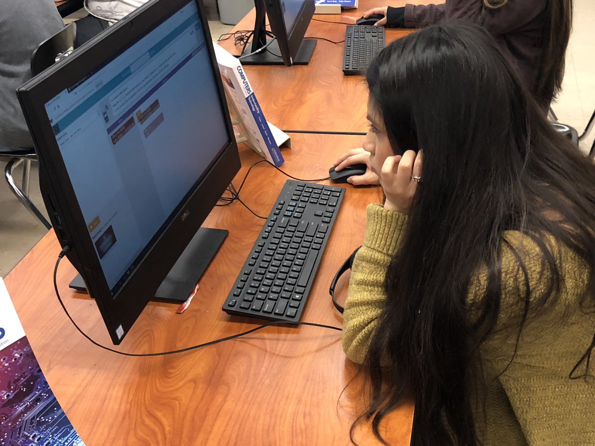 Westsidestory14's tweet photo. Students in computer science foundations @mhhswtrojans partake in an hour of code to create online dance parties. Thank you @lori_farley for the encouragement. #Code4TN https://t.co/o1OrscvmTw