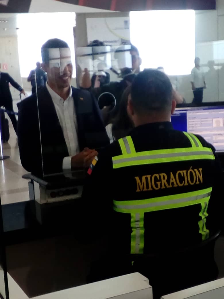 victoramaya's tweet photo. Esta foto no es poca cosa. Juan Guaidó ha vuelto a Venezuela. https://t.co/nsuB7USX8P