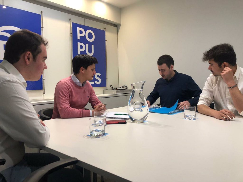 CREUPCREUP's tweet photo. 👉 Esta tarde hemos iniciado con @NNGG_Es la ronda de contactos con las secciones jóvenes de los grupos parlamentarios de cara al #28A.
Las prácticas formativas y laborales, acceso a la universidad y becas universitarias han sido el eje central de la reunión
#CREUP #estudiantes https://t.co/xx0Wpob6OM