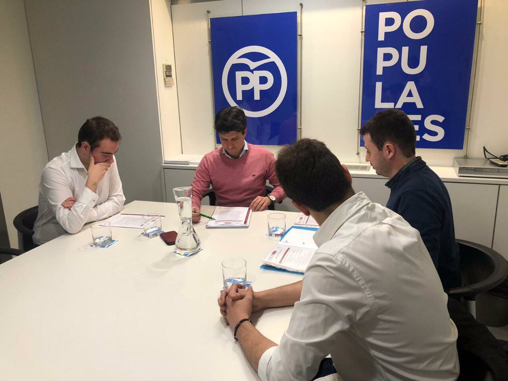 CREUPCREUP's tweet photo. 👉 Esta tarde hemos iniciado con @NNGG_Es la ronda de contactos con las secciones jóvenes de los grupos parlamentarios de cara al #28A.
Las prácticas formativas y laborales, acceso a la universidad y becas universitarias han sido el eje central de la reunión
#CREUP #estudiantes https://t.co/xx0Wpob6OM