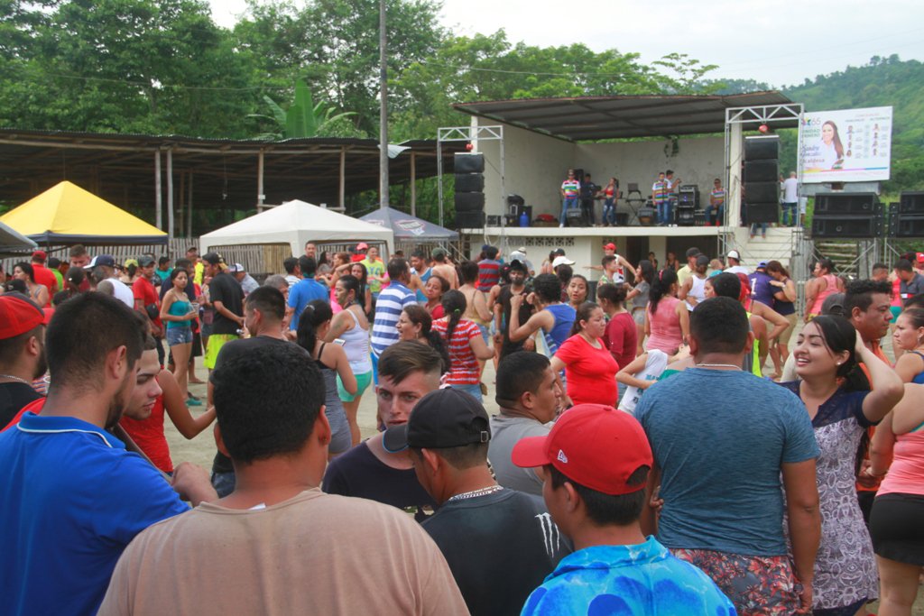 bolivarmanabi's tweet photo. En #Calceta, considerable afluencia de turistas en el 1er día del feriado #Carnaval2019 en #BalnearioPlatanales; música, diversión, comida típica y mucha alegría. https://t.co/DCCsgt4jus