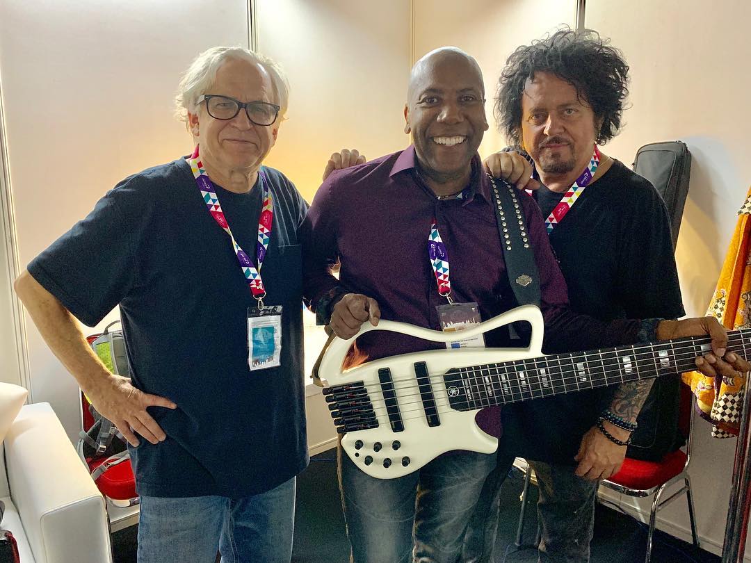 Izumih0705's tweet photo. So happy to see this reunion @ Java Jazz Festival!!👍😍💕
(📷 from Russel Wong's Insta post)

#TOTO #40TripsAroundTheSunTour #TOTOTour2019 #JavaJazzFestival #JavaJazzFestival2019 #BNIJJF19 #StevePorcaro #NathanEast #SteveLukather https://t.co/4xDDFNLC6Y
