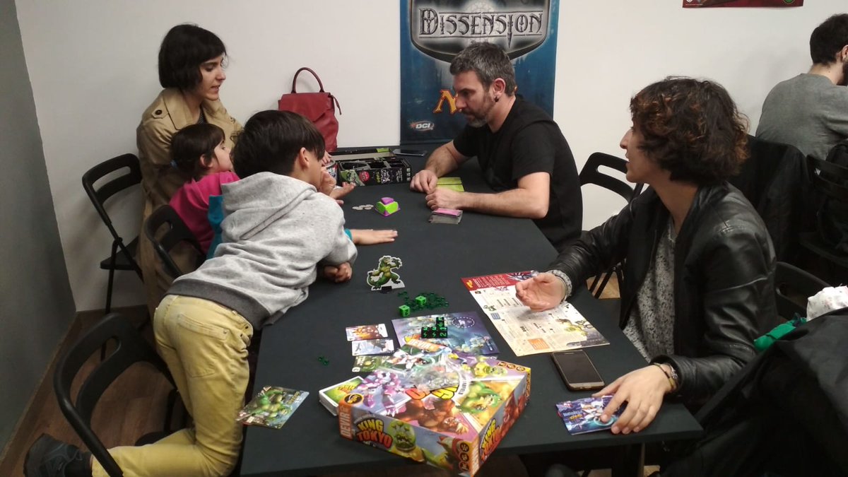 MetroEstrella20's tweet photo. Ayer la tienda estaba a rebosar. Muchos juegos de cartas, roleo en directo y tablero! 😎 https://t.co/2FLiwVkkoO