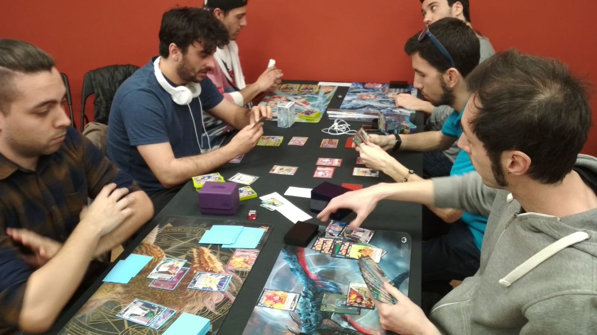MetroEstrella20's tweet photo. Ayer la tienda estaba a rebosar. Muchos juegos de cartas, roleo en directo y tablero! 😎 https://t.co/2FLiwVkkoO