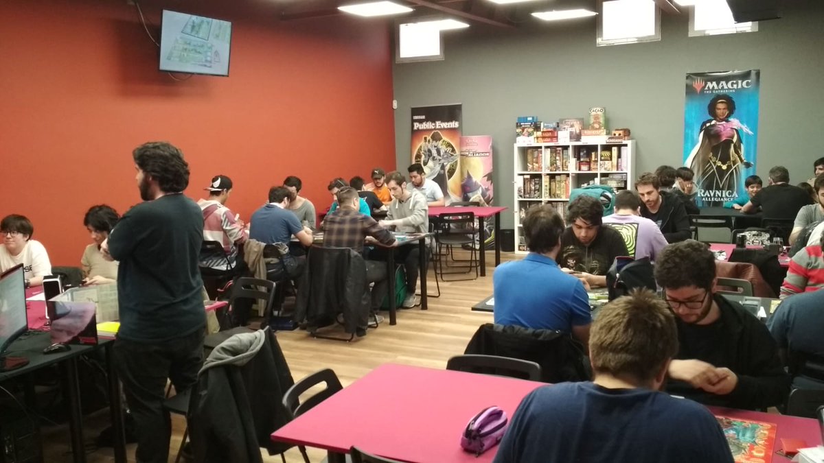 MetroEstrella20's tweet photo. Ayer la tienda estaba a rebosar. Muchos juegos de cartas, roleo en directo y tablero! 😎 https://t.co/2FLiwVkkoO