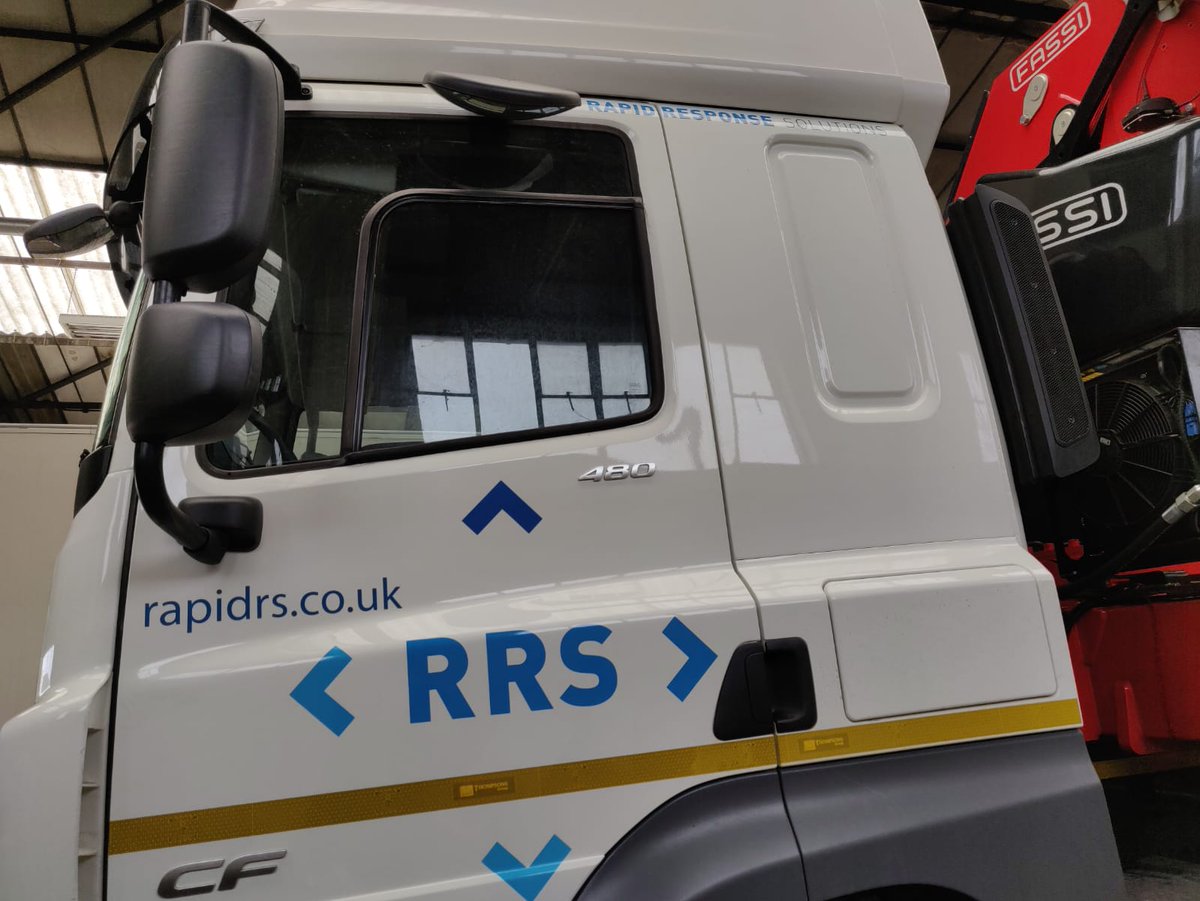 There is nothing like a great set of #vehiclegraphics to start your week of with a #smile 😃 #lorrygraphics #Portsmouth #branding #advertise #design