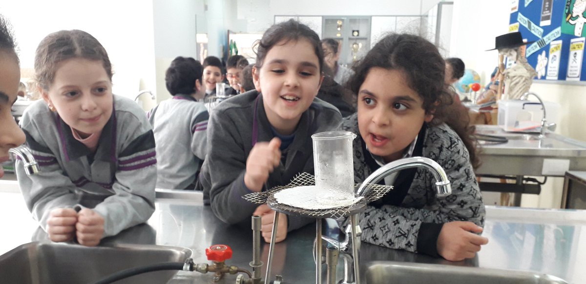 Samu7a_8's tweet photo. What happens when a solid is heated?? What happens when a liquid is heated?? Grade 3 learners observed first hand what happens to different states of matter when heated in our Science Lab.
@DawhaHighSchool https://t.co/b9P375oYc3