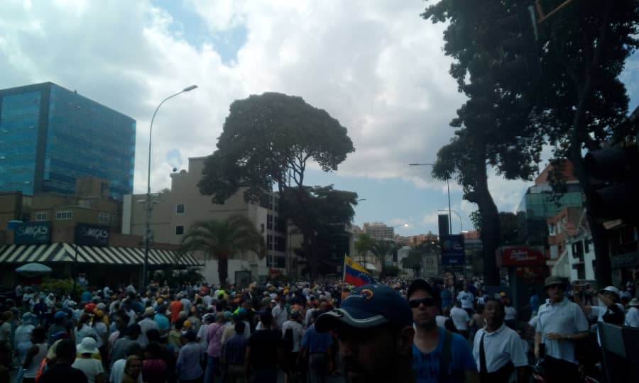 _Provea's tweet photo. #4Mar 1:51pm En Sucre, Aragua, Miranda, Caracas, Mérida, Portuguesa, Lara, Guárico, Amazonas, Carabobo, Zulia, Trujillo, Táchira, Anzoátegui, Bolívar y Apure, se reportan movilizaciones por el retorno a la democracia https://t.co/OpYluQtv30