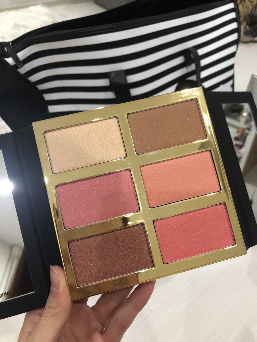 joyjeeloveberry's tweet photo. พาเลตต์บลัชออนของ Tarte คือกรี้สมาก จอยมีแพกเกจแบบนี้รุ่นก่อนหน้าที่เป็นคอนทัวร์คือเวิร์คสุดๆ อันนี้เป็นการรวมตัวของทั้งคอนทัวร์และบลัช+ไฮไลท์ เรียกว่าจบในตัว กระจก 2 ฝั่งคุณภาพดีมากก เนื้อบลัชออนดีจิง แต่ไม่เหมาะพกพา เพราะหนัก! โทนสีปัดแก้มคือดีย์!! วิ้งในตัว
#sephorathspring19 https://t.co/xW5cf84Ce0